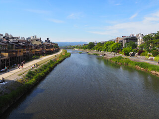 新緑の京都　四条大橋から北方面の風景 © marinchan