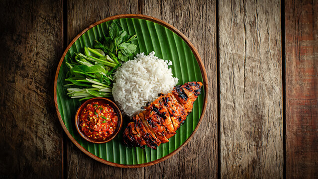 Plat  avec viande de poulet grill&eacute;e avec riz, l&eacute;gumes et sauce &eacute;pic&eacute;e