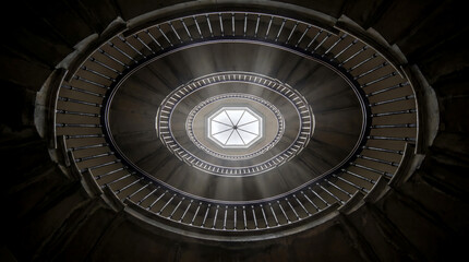 Obraz premium Spiral staircase viewed from above with a central octagonal skylight