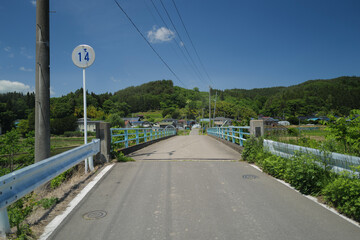 1.4トン制限のある農村の車道にかかる橋 © kumataka