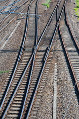 Obraz premium Diverging railway tracks symbolizing decisions and direction