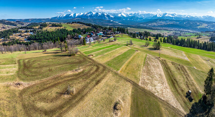 Widok na Łapszankę i Tatry z drona, panorama wiosenna © grzegorz_pakula