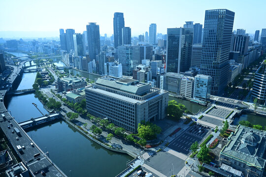 朝日を浴びる大阪市北区中之島の街並み