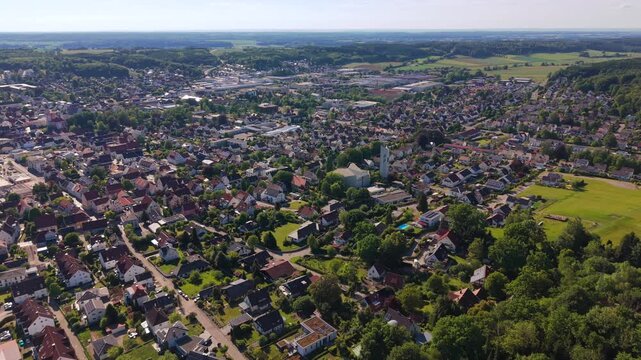 Stadtpanorama von Krumbach Schwaben. Aerial footage of the skyline of Krumbach, Bavaria. Wide drone shot of the historic German town, residential houses and countryside on a sunny summer day.