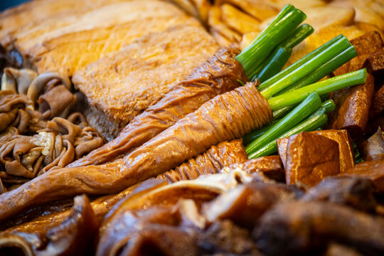 the cooking scene of Braised Pork Large Intestines