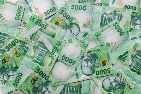 Scattered Green 5000 Kyrgyzstani som Banknotes