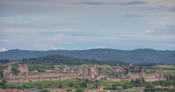 La nuit tombe sur la Cit&eacute; de Carcassonne en France