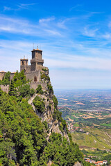 Obraz premium Guaita Tower on Monte Titano Overlooking Valley Landscape in San Marino
