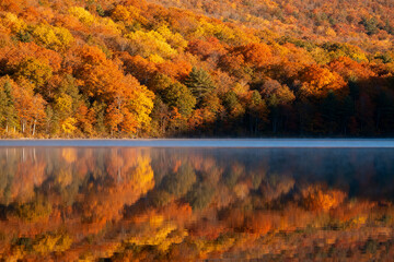 Obraz premium Fall Foliage Reflection on Calm Lake Surface