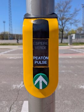 Dispositivo moderno en un sem&aacute;foro de cruce peatonal, con bot&oacute;n para solicitar el paso, con pantalla que indica PEATON PULSE, en una calle de Madrid, Espa&ntilde;a