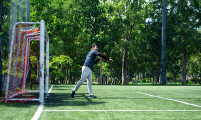 Obraz premium Soccer goalkeeper preparing to distribute the ball from the goal area during a match