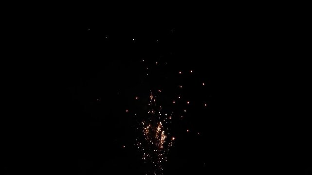 The brilliant fireworks that bloom in the night sky, the moment when the brilliant fireworks bloom