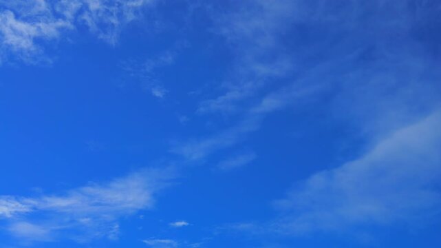 【タイムラプス】鮮やかな青空をダイナミックに流れる白い雲