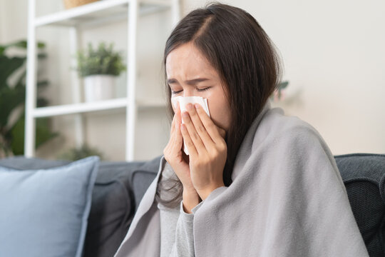Women have the flu and a runny nose, and feel sick and cold.