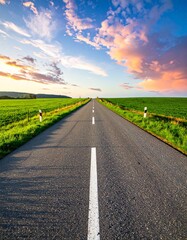 Naklejka premium Endless road under sunset sky