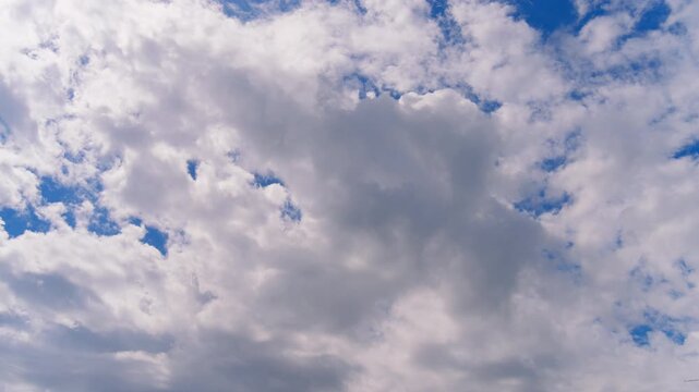 【タイムラプス】曇り空から鮮やかな快晴への劇的な変化