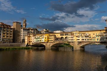 Fototapeta premium A bridge and river in Florence, Italy