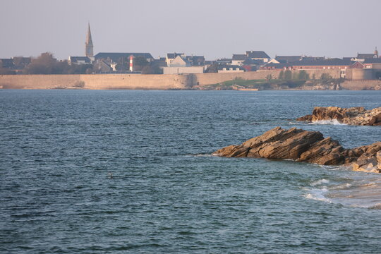 Port-Louis et ses remparts vus de G&acirc;vres, Pays de Lorient (Bretagne, Morbihan, France)