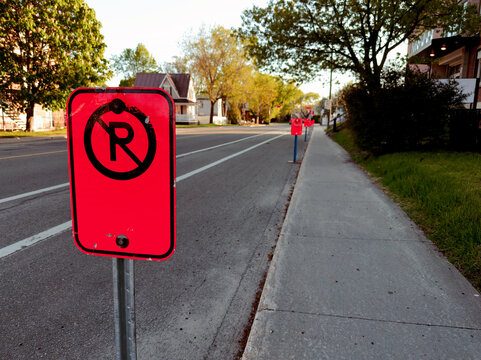Panneaux de signalisation interdisant le stationnement sur la voie publique. R&egrave;gles de stationnement interdit.	