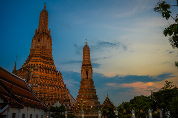Naklejka premium Wat Arun temple spires at twilight in Bangkok
