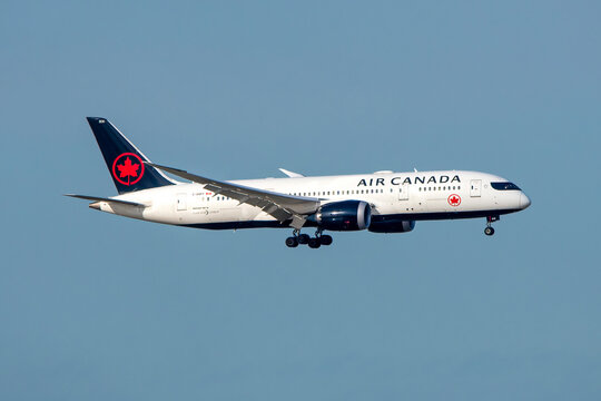 Avi&oacute;n de l&iacute;nea Boeing 787 8 de la aerol&iacute;nea Air Canada aterrizando en el aeropuerto de Madrid Barajas con matr&iacute;cula C-GHPY.