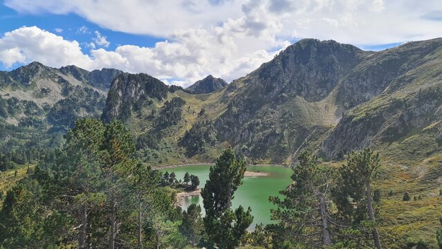Le Lac Vert (l'un des trois &eacute;tangs de Rabassoles) et ses magnifiques couleurs (Qu&eacute;bec ari&eacute;geois)