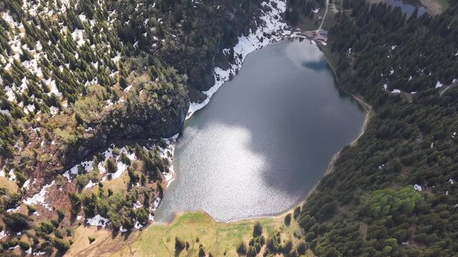 Lac de montagne paisible bord&eacute; de for&ecirc;ts et de roches, vue a&eacute;rienne