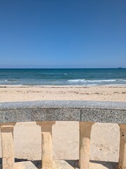 Plage et de la mer Méditerranée vues depuis la corniche de Sousse en Tunisie, sous un soleil estival éclatant. Eaux turquoise, ciel bleu profond et ambiance de vacances méditerranéennes © HeithemLejmi