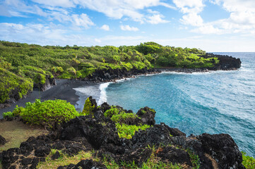 Obraz premium Dramatic Black Sand Beach and Volcanic Lava Coastline with Turquoise Ocean Waters, Maui, Hawaii, USA