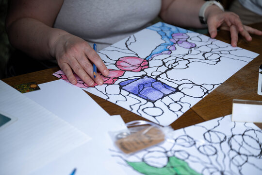 Close-up of neurographic drawing process during an art therapy and mindfulness workshop. Creative self-development and emotional wellbeing concept.
