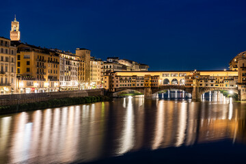 Obraz premium Golden lights glow on historic bridge at night