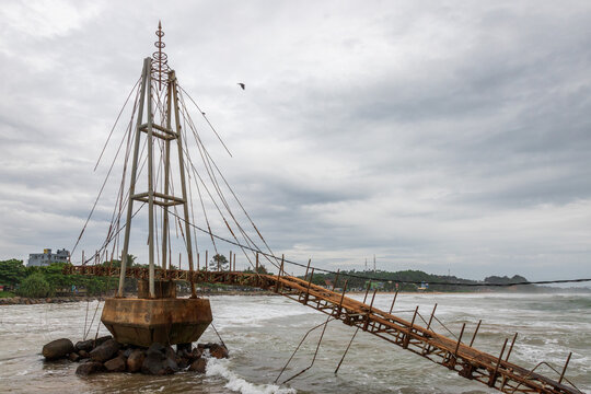 Ponte crollato nei pressi del Parewi duwa temple a Matara, Sri Lanka
