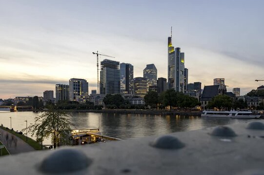 Frankfurt Skyline am Main &ndash; Zeitraffer Sonnenuntergang vom Eisernen Steg