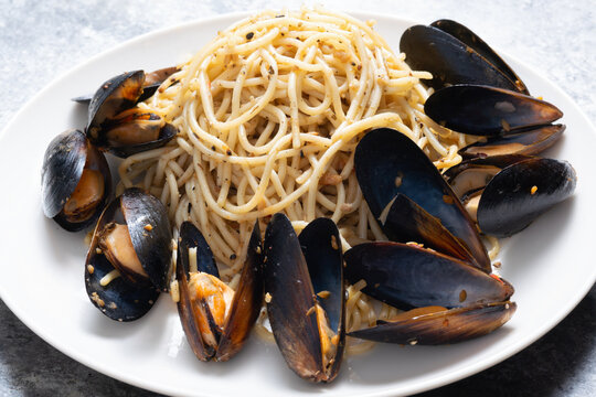 italian spaghetti pasta with black mussels