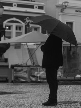 Homen na chuva