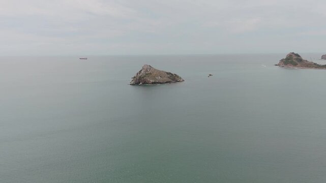 Vista oce&aacute;nica desde dron mostrando el mar calmado en la costa del Pac&iacute;fico y una peque&ntilde;a isla, ideal para videos de paisajes, naturaleza y viajes