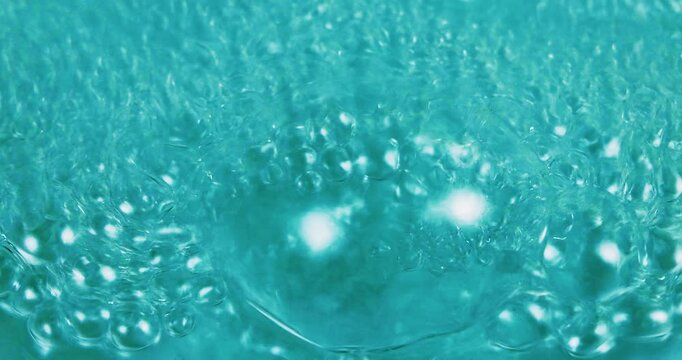 Liquido azzurro con bolle d'aria