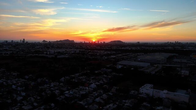 Impresionante vista a&eacute;rea capturada con dron durante el atardecer en Mazatl&aacute;n, Sinaloa, M&eacute;xico. El sol desciende hasta tocar el horizonte mientras el cielo se ti&ntilde;e de intensos tonos naranjas y dorados