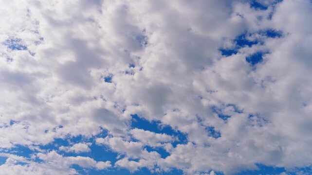 タイムラプス】青空に広がるダイナミックな白い雲の流れ