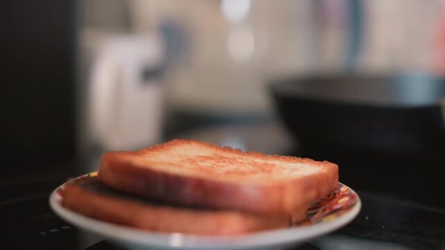 Quiet kitchen ambiance with fresh baked bread. Relaxed morning setting featuring crunchy toast and inviting atmosphere. Serene beginning to day with warm kitchen and crispy bread for breakfast