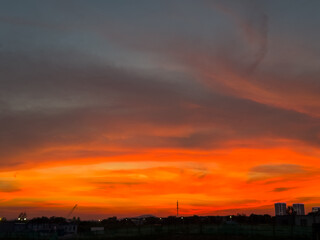Fototapeta premium Breathtaking Sunset Over Urban Skyline: Nature's Vibrant Palette of Colors