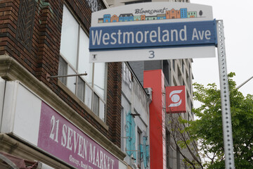 Naklejka premium defocused City of Toronto street sign at Bloorcourt, and business signs for 21 Seven Market, Canada Post office, and Scotiabank, a bank branch located at 992 Bloor St W, Toronto