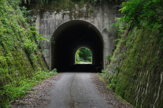 出口が見える短いトンネル