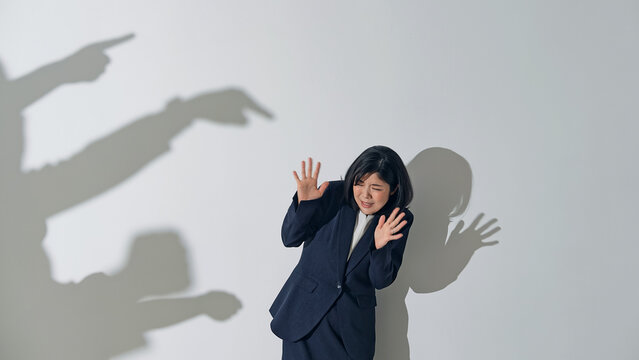 人々に批判される女性ビジネスパーソン