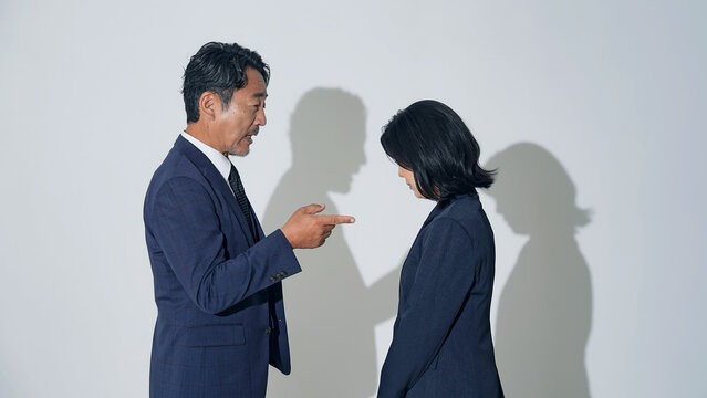 女性に注意する男性ビジネスパーソン