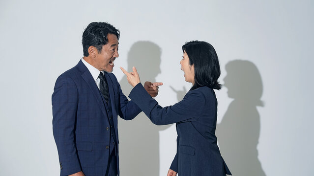口論する男女ビジネスパーソンのグループ