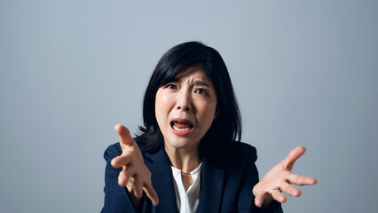Naklejka premium 怒って訴える女性