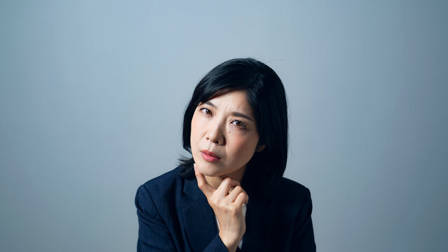 考え込む女性