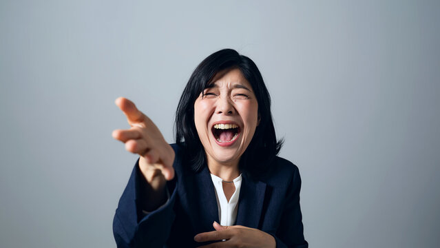 笑う、爆笑、女性、楽しい、嬉しい、大笑い、笑顔、お笑い、コメディ、喜ぶ、ハッピー、ビジネスウーマン、キャリアウーマン、スーツ、ミドル、中高年、主婦、コピースペース、感情、表情、ラッキー、嘲笑、応援、おばさん、ポジティブ、元気、会社員、政治家、叫ぶ、大声、ビジネス、日本人、上半身、バカにする、馬鹿にする、30代、40代、カメラ目線、見下す、仕事、当選、合格、喜劇、ギャグ、ジョーク、ツボに入る、ホクホ