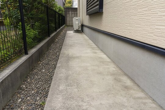 住宅の犬走りと防草砂利が施工された建物側面スペース